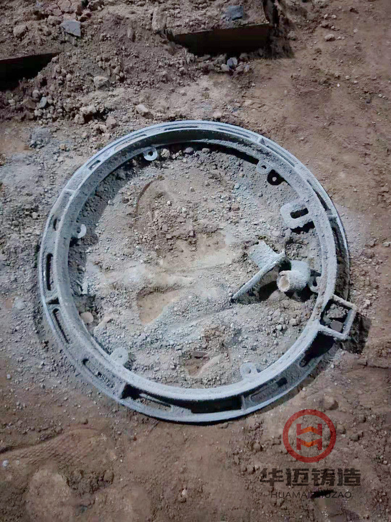 外防盜球墨鑄鐵井蓋井圈澆鑄現(xiàn)場